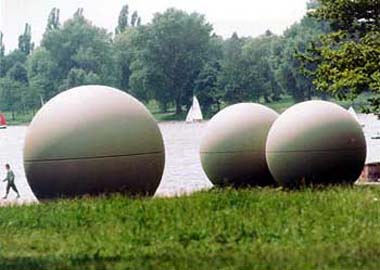 Die Giant Pool Balls am nördlichen Ufer des Aasees