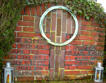 Ziegel-Grabstein des Carl Schmitz.jpg